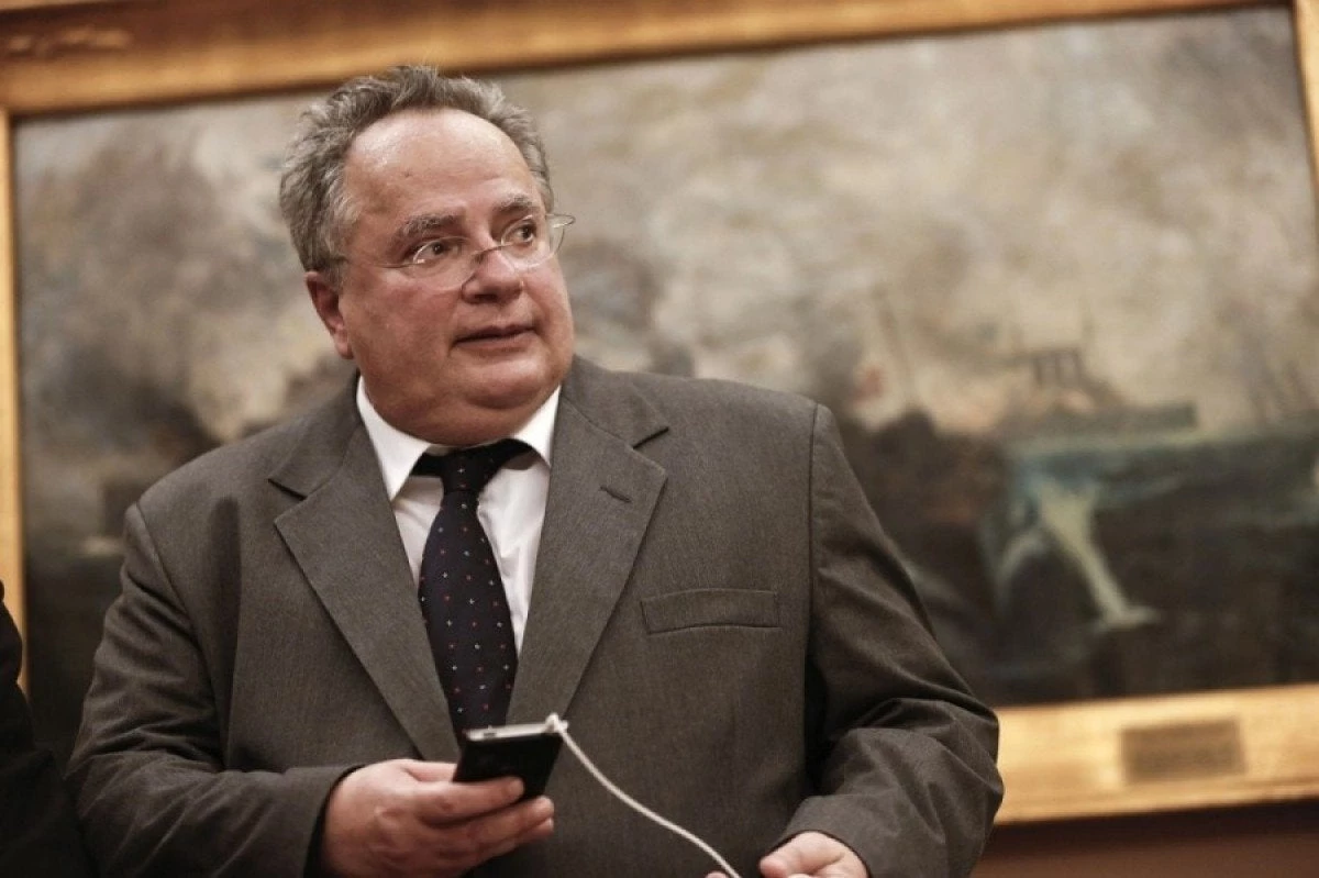 Ο «ποιητής» Νίκος Κοτζιάς: Γράφει και στέλνει στιχάκια σε όλους!